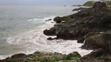 Salvador, Bahia, Brezilya - 15 Ocak 2021: Salvador şehrinin Ondina bölgesindeki Buracao plajında deniz dalgaları kırılıyor.