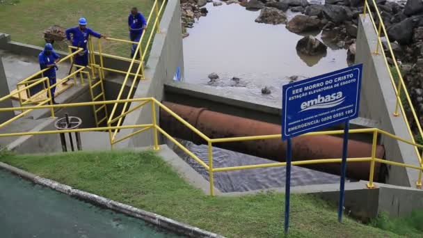 ブラジルのバヒア州サルバドル発 2021年1月15日 サルバドル市のバラビーチにある下水処理場で エンプレス バイアナ サナメント社の労働者が目撃されています — ストック動画