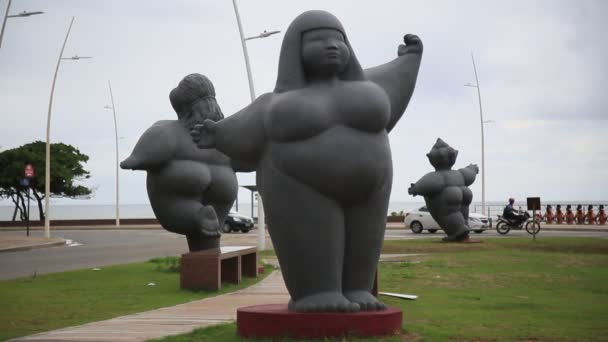 2021年1月15日 萨尔瓦多市翁迪纳附近艺术家Eliana Kertesz对胖胖的女人的雕塑 — 图库视频影像