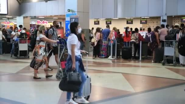 2021年1月18日 有人看到乘客在萨尔瓦多国际机场大厅航空公司登机大厅旁边提着一个行李箱 — 图库视频影像