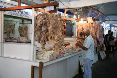 Salvador, Bahia, Brezilya - 19 Ocak 2021: Bolvina et ve füme tuzlu et ticareti Salvador 'daki Sao Joaquim pazarında.