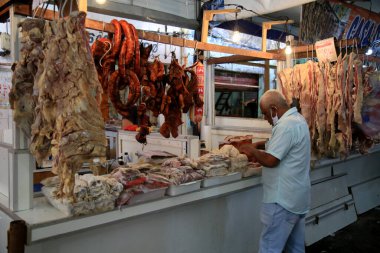 Salvador, Bahia, Brezilya - 19 Ocak 2021: Bolvina et ve füme tuzlu et ticareti Salvador 'daki Sao Joaquim pazarında.