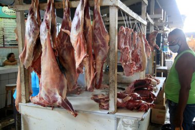 Salvador, Bahia, Brezilya - 19 Ocak 2021: Bolvina et ve füme tuzlu et ticareti Salvador 'daki Sao Joaquim pazarında.