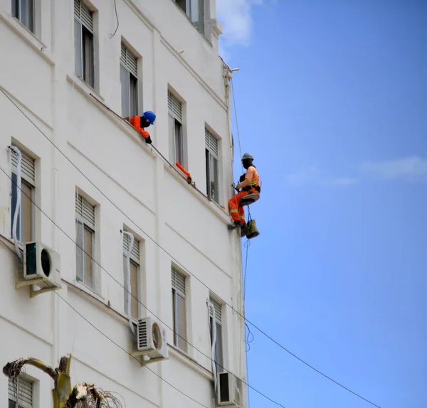 ブラジル バヒア州サラドール2021年1月8日 サルバドル市内の建物を描きながら 壁の画家がロープからぶら下がっているのが見えます 本内容は上記のウェブ版に掲載されている記事を — ストック写真