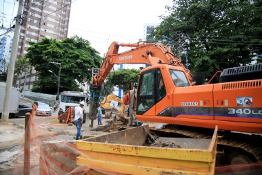 Salvador, Bahia, Brezilya - 15 Ocak 2021: Kazı sırasında Salvador 'daki Ondina mahallesindeki bir sokağı onarmak için bir kamyon taşıdığı görüldü.