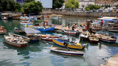 Salvador, Bahia, Brezilya - 19 Ocak 2021: Salvador kentindeki Sao Joaquim panayırının yakınındaki limanda balıkçı tekneleri görüldü. * * * Yerel altyazı * *