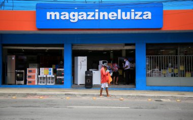Salvador, Bahia, Brezilya - 19 Ocak 2021: Salvador 'daki Calcada mahallesindeki dergi Luiza mağazasının cephesi.