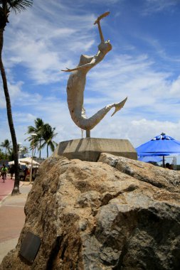Salvador, Bahia, Brezilya - 21 Ocak 2021: Salvador şehrindeki Itapua mahallesindeki taşın üzerinde deniz kızının heykeli görülüyor.