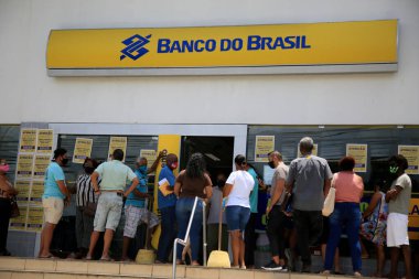 Salvador, Bahia, Brezilya - 21 Ocak 2021: Salvador 'un Itapua ilçesindeki Banco do Brasil şubesinin girişinde insanlar kuyrukta görüldü.