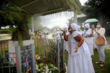 Salvador, Bahia, Brezilya - 21 Ocak 2021: Candomble Terreiro üyeleri Salvador 'daki Metropolitan Park' ta Ulusal Savaş Dini Hoşgörüsüzlükleri Günü 'nde bir eyleme katıldılar..