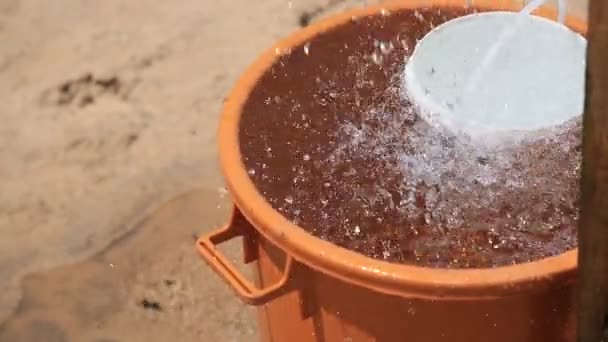 Salvador Bahia Brasilien Januar 2021 Plastikeimer Verschüttet Wasser Sand Des — Stockvideo