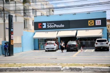 Salvador, Bahia, Brezilya - 21 Ocak 2021: Salvador 'daki Itapua mahallesindeki Sao Paulo eczanesinin cephesi.