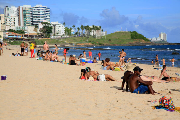 salvador, bahia, brazil - январь 22, 2021: люди видели на пляже Барра в городе Сальвадор.