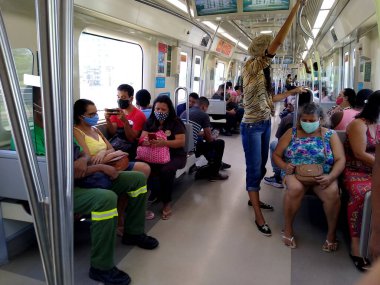 Salvador, Bahia, Brezilya - 21 Ocak 2021 Salvador 'da metro vagonunda maske takan insanlar görülmedi. * * * Yerel altyazı * *