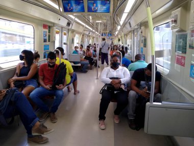 Salvador, Bahia, Brezilya - 21 Ocak 2021 Salvador 'da metro vagonunda maske takan insanlar görülmedi. * * * Yerel altyazı * *