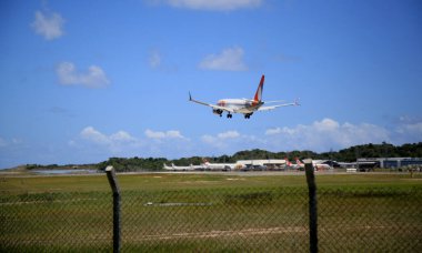 Salvador, Bahia, Brezilya - 17 Ocak 2021: Boeing 737 MAX 8 PR-MXD, Gol Linhas Aereas şirketinden gelen uçak, Salvador Uluslararası Havaalanı pistine iniş yapmak üzeredir. * * * Yerel altyazı * *