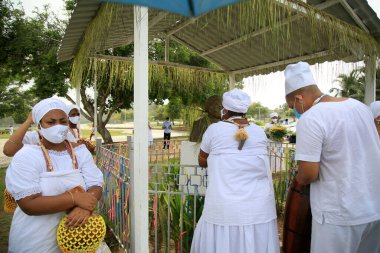 Salvador, Bahia, Brezilya - 21 Ocak 2021: Candomble Terreiro üyeleri Salvador 'daki Metropolitan Park' ta Ulusal Savaş Dini Hoşgörüsüzlükleri Günü 'nde bir eyleme katıldılar..