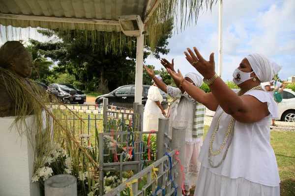 Salvador, Bahia, Brezilya - 21 Ocak 2021: Candomble Terreiro üyeleri Salvador 'daki Metropolitan Park' ta Ulusal Savaş Dini Hoşgörüsüzlükleri Günü 'nde bir eyleme katıldılar..