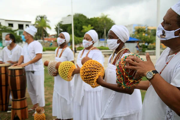 Salvador, Bahia, Brezilya - 21 Ocak 2021: Candomble Terreiro üyeleri Salvador 'daki Metropolitan Park' ta Ulusal Savaş Dini Hoşgörüsüzlükleri Günü 'nde bir eyleme katıldılar..