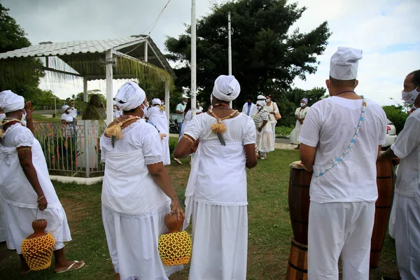 Salvador, Bahia, Brezilya - 21 Ocak 2021: Candomble Terreiro üyeleri Salvador 'daki Metropolitan Park' ta Ulusal Savaş Dini Hoşgörüsüzlükleri Günü 'nde bir eyleme katıldılar..