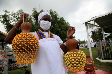 Salvador, Bahia, Brezilya - 6 Ocak 2021: Candomble ustası, abe agbe olarak da bilinir, Salvador 'da kabak ve boncuk zincirinden yapılmış bir perküsyon enstrümanı..
