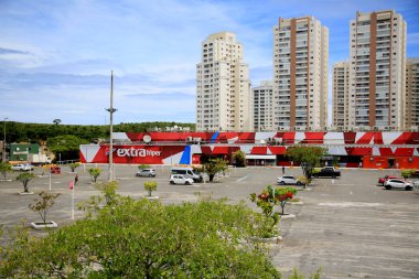 Salvador, Bahia, Brezilya - 25 Ocak 2021: Salvador şehrindeki Paralela bölgesinde bir süpermarket zincirinin ön cephesi.