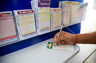 Salvador, Bahia, Brezilya - 25 Ocak 2021: Salvador şehrinde Mega Sena bahsini kura çekilişine koyan kişi görülüyor..