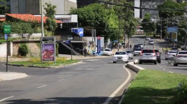 Salvador, Bahia, Brezilya - 5 Şubat 2021: Salvador şehrinde araç trafiği.