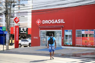 Salvador, Bahia, Brezilya - 25 Ocak 2021: Salvador 'daki Pituba mahallesindeki Drogasil eczanesinin cephesi.