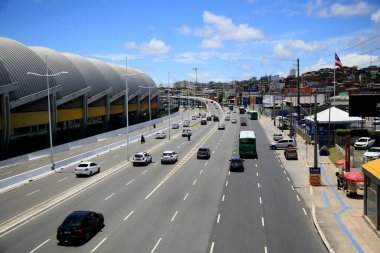 Salvador, Bahia, Brezilya - 25 Ocak 2021: Salvador 'un Pernambues bölgesi yakınlarındaki trafikte araçların hareketi. * * * Yerel altyazı * *