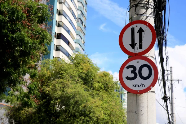 2021年1月25日ブラジル バイーア州サラドール市交通標識速度制限30キロ サルバドール市内の双方向道路 本内容は上記のウェブ版に掲載されている記事を — ストック写真