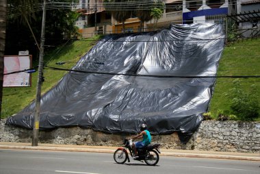 Salvador, Bahia, Brezilya - 29 Ocak 2021: Salvador şehrinde, Dique do Tororo yakınlarında bir yamaçta siyah tuval görüldü.. 
