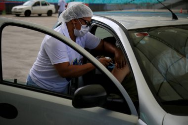 Salvador, Bahia, Brezilya - 29 Ocak 2021: Salvador 'daki Fonte Nova Arena' da Corona virüsüne karşı Sağlık Bakanı 'nın ajanları