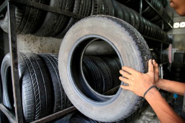 Salvador, Bahia, Brezilya - 27 Ocak 2021: Salvador 'da bir lastik dükkanında kullanılmış lastikler görüldü..