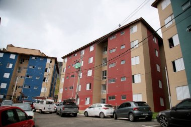 Salvador, Bahia, Brezilya - 27 Ocak 2021: Salvador şehrindeki Barro Branco toplumundaki yoksul insanlar için konut binası.