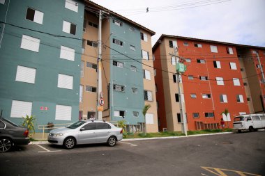 Salvador, Bahia, Brezilya - 27 Ocak 2021: Salvador şehrindeki Barro Branco toplumundaki yoksul insanlar için konut binası.
