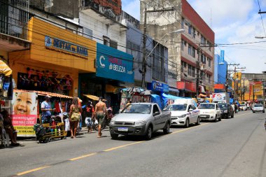 Salvador, Bahia, Brezilya - 27 Ocak 2021: Liberdade Mahallesi 'nde, Salvador şehrinde bir sokak alışveriş alanında manken tarafından insan dolaşımı. * * * Yerel altyazı * *