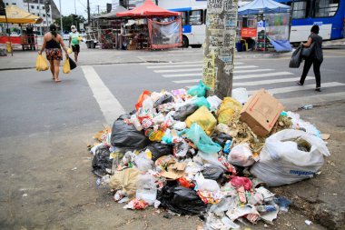 Salvador, Bahia, Brezilya - 27 Ocak 2021: Salvador 'daki Largo do Tanque mahallesinde çöp toplandı..