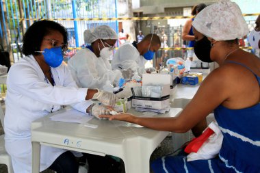 Salvador, Bahia, Brezilya - 27 Ocak 2021: Salvador 'daki Liberdade Mahallesi' nde Corona virüsü bulaşan adımların tespit edilmesinde belediyeden bir sağlık görevlisi yer alıyor..