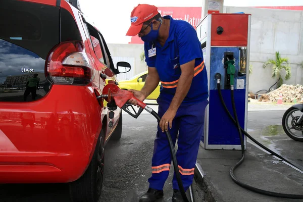 Salvador Bahia Brazil Januari 2021 Tankstationbediende Wordt Gezien Tijdens Het — Stockfoto