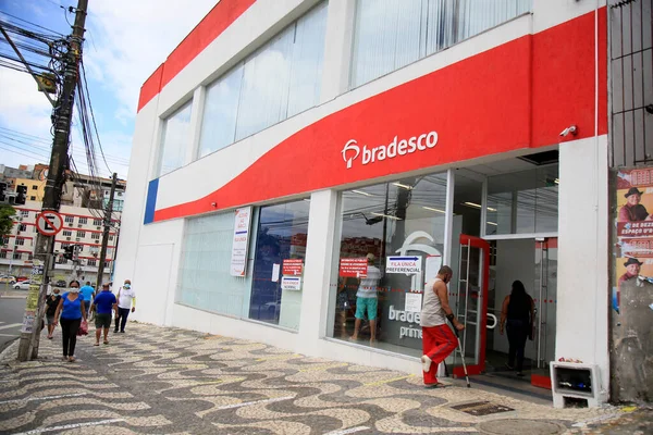 ブラジルのバヒア州サラドール2021年1月27日 サルバドール市のラルゴ タンク地域のブラデスコ銀行支店への人々の移動 本内容は上記のウェブ版に掲載されている記事を — ストック写真
