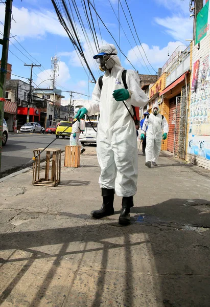 ブラジルのバヒア州サラドール2021年1月27日 洗浄剤は サルバドール市のLiberdade地区でコロナウイルスに対する街の消毒を行います — ストック写真