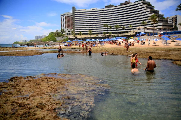 2021年1月31日 在萨尔瓦多市的翁迪纳海滩上 人们看到了有一个天然水池的贝伊希斯 Bainhistas 地方字幕 — 图库照片