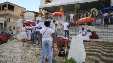 Salvador, Bahia, Brezilya - 31 Ocak 2021: Candomble taraftarları, Salvador şehrindeki Orixa Omolu 'ya atıfta bulunarak kutsal bir hamam sırasında patlamış mısırla birlikte görülürler..