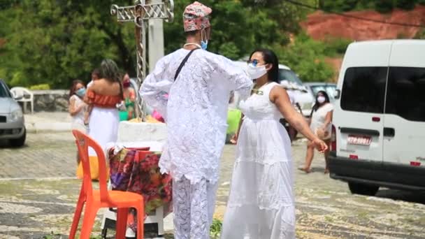 2021年1月31日 在萨尔瓦多市奥莫卢的一个宗教仪式中 在一个用爆米花的神圣浴池中 人们看到坎多布尔的追随者 — 图库视频影像