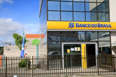 Salvador, Bahia, Brezilya - 31 Ocak 2021: Salvador şehrindeki Cabula mahallesindeki Banco do Brasil şubesinin cephesi