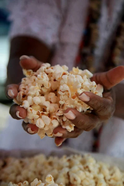 Salvador Bahia Brazílie Ledna 2021 Člen Candomble Drží Popcorn Používaný — Stock fotografie