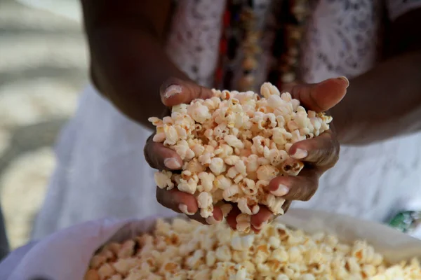Salvador, Bahia, Brezilya - 31 Ocak 2021: Candomble üyesi Salvador şehrindeki Orixa Omolu 'nun onuruna dini ayinlerde kullanılan patlamış mısır bulundurur.. 