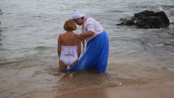 2021年2月2日 在萨尔瓦多的里约维尔梅略海滩 在向Orisha Yemanja送礼的过程中 看到了坎多布尔宗教的成员 — 图库视频影像