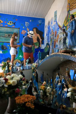 Salvador, Bahia, Brezilya - 5 Şubat 2021: Candomble taraftarları ve Salvador şehrinin Rio Vermelho semtindeki balıkçı kolonisindeki tapınakta görülen orisha Yemanja hayranları.